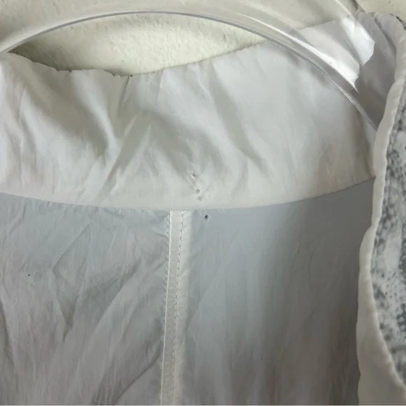 Lululemon Bombs Away Jacket in reversible white/city breeze white multi size: 8 - Picture 11 of 13